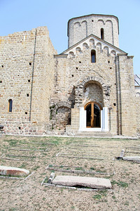 塞尔维亚南部诺维帕扎尔附近JurjeviStupovi修道院的教堂图片