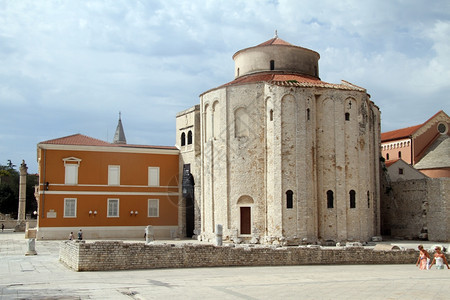 克罗地亚扎达尔市中心的废墟和教堂图片