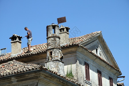清扫旧房子的瓷砖屋顶图片
