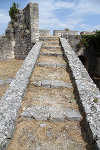 克罗地亚宁堡垒内古老的石头楼梯图片