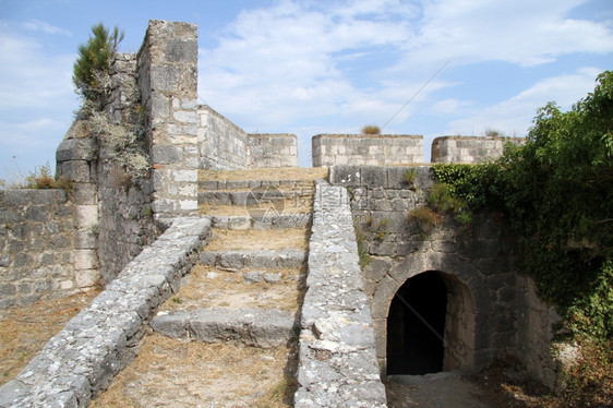 克罗地亚宁堡垒内大门和楼梯图片