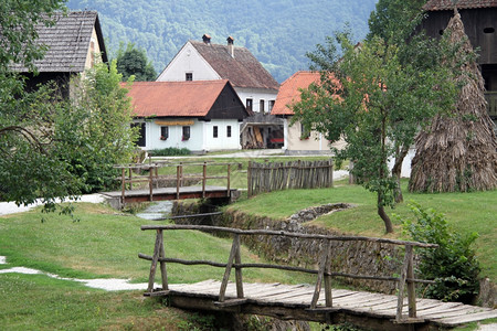 克罗地亚Kumrovets村的Wooden桥梁和房屋图片