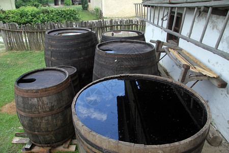 克罗地亚库姆夫茨Kumrovet房屋附近有水的木桶图片