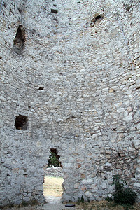在克罗地亚德尼什被摧毁的土耳其堡垒塔内图片