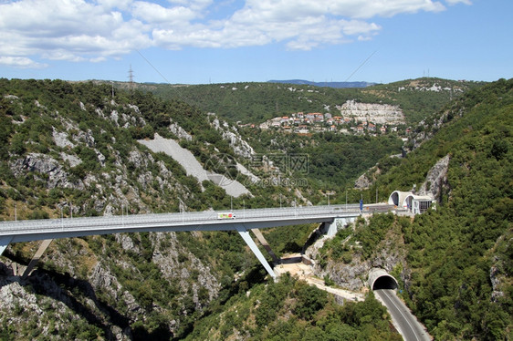 克罗地亚Rijekam附近的隆德桥和隧道图片