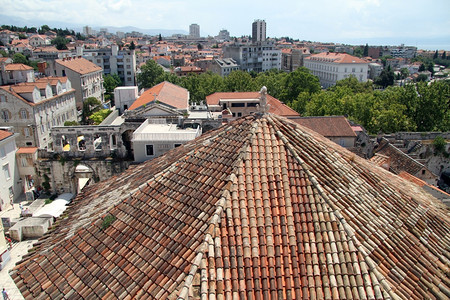 克罗地亚斯普利特市中心大教堂和房屋的穹顶图片