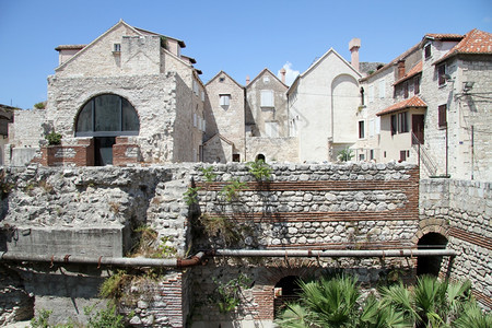 克罗地亚斯普利特市中心的废墟和老旧房屋图片