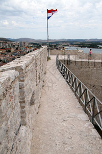 克罗地亚Shibenik的旗帜和堡垒墙图片
