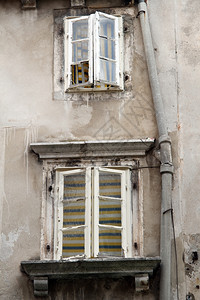 克罗地亚Shibenik房屋墙上的窗户图片