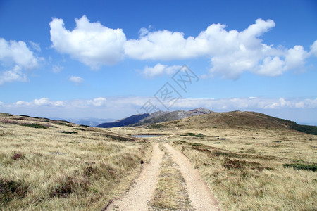 黑山区肮脏的公路和白铁块图片