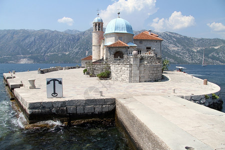 黑山佩拉斯特附近岛上的旧教堂图片