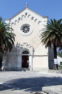黑山HerzogNovi的旧教堂和棕榈树图片