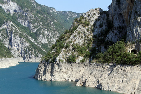 通往黑山的上皮瓦湖和隧道图片