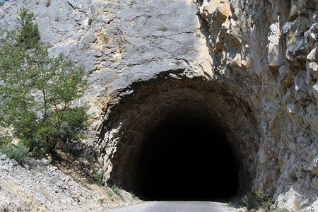 黑山皮瓦湖附近的黑暗隧道和路图片