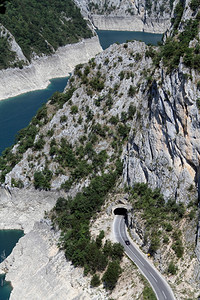 黑山普卢津附近的皮瓦湖隧道和公路图片