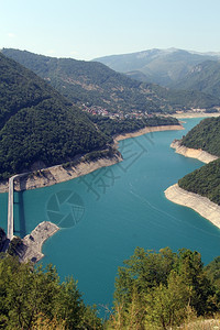 黑山的桥梁和皮瓦湖图片