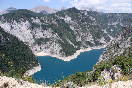 黑山皮瓦湖蓝水图片