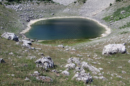 黑山斯塔布纳附近山的小型绿湖图片
