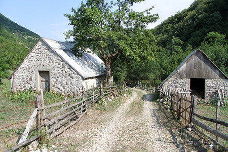 黑山斯塔布纳村的房屋和木栅栏图片