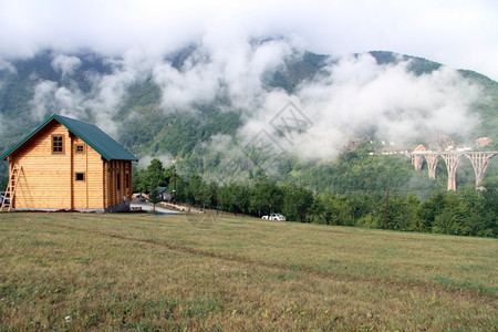 黑山塔拉峡谷桥附近新木屋图片