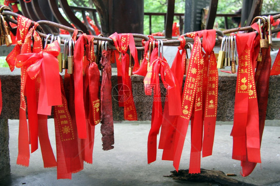 在佛教修道院里装有锁柜和红色磁带图片