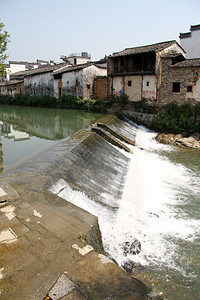 谢克西安镇大坝和小河背景图片