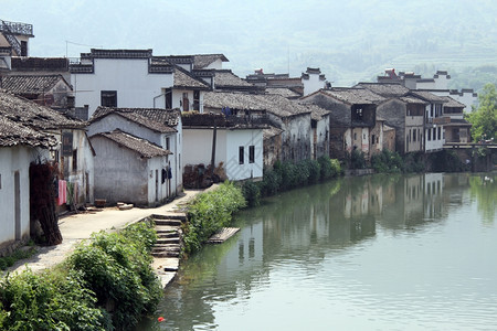 谢克西安镇河岸上的房屋图片