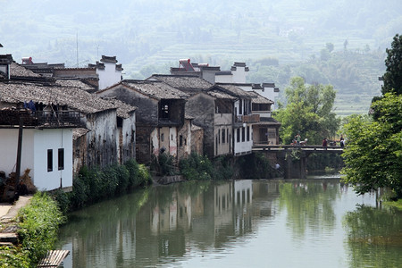 谢克西安镇河岸上的房屋背景图片