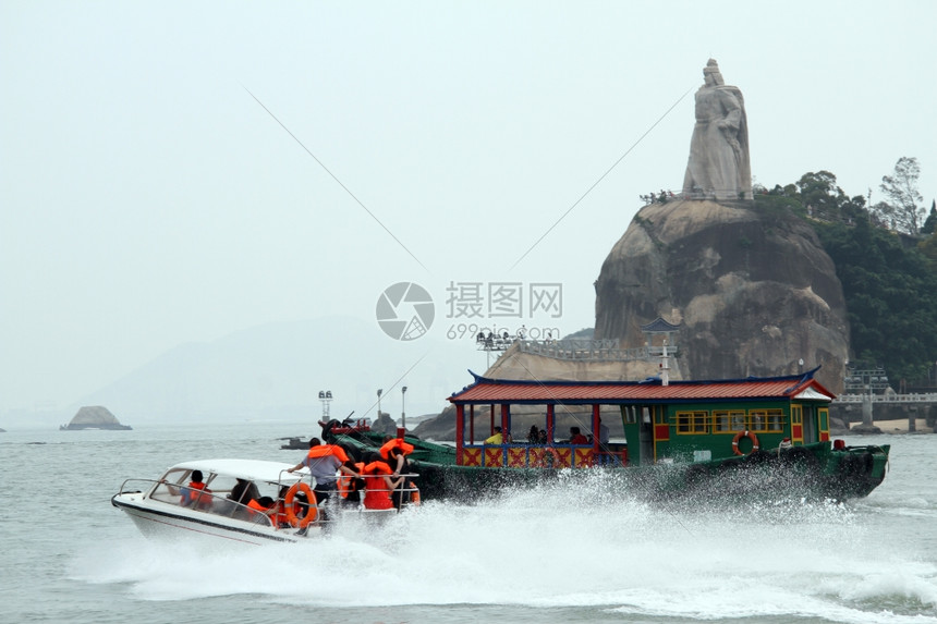 Xiamen岛附近的机动艇和船只图片