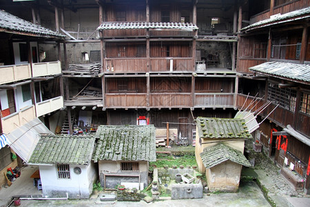 华村大木制小屋内背景图片