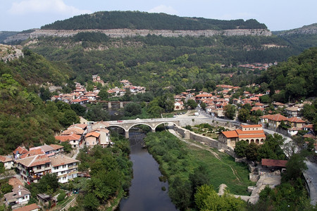 保加利亚VelikoTirnovo的河流和建筑图片