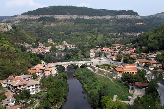 保加利亚VelikoTirnovo的河流和建筑图片
