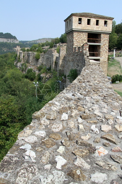 保加利亚维利科蒂尔诺沃城堡的城墙和塔楼图片