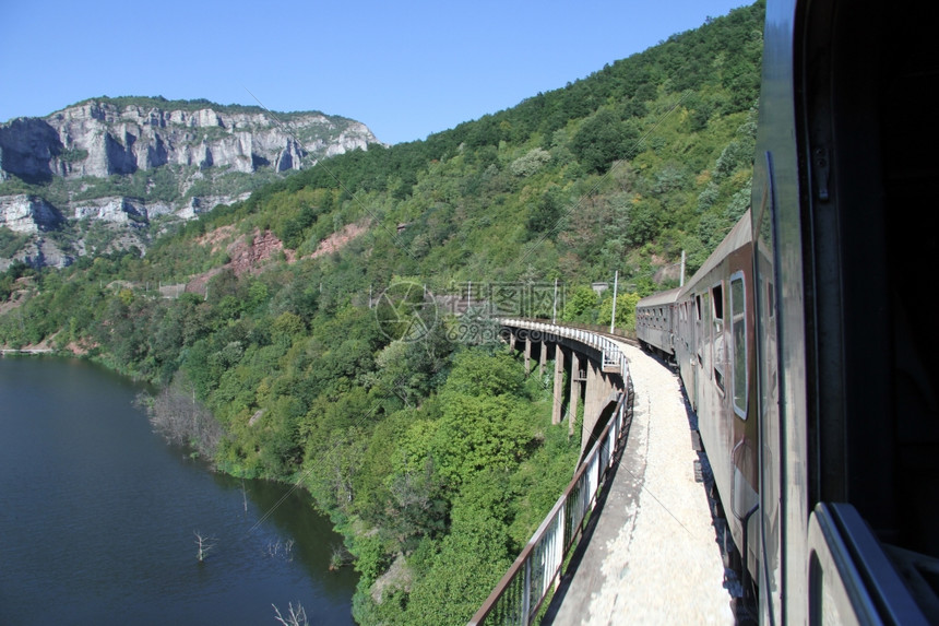 保加利亚山桥上的火车图片