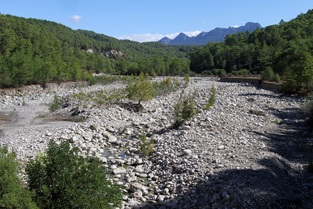 土耳其南部Koprululu峡谷附近宽河床和石头图片