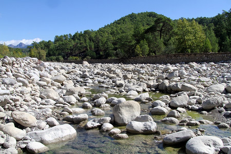土耳其南部带石的宽山河图片