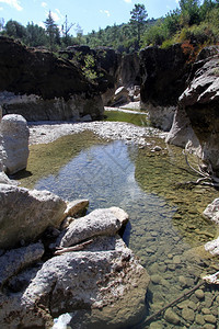 土耳其南部Koprulu峡谷的水和岩石图片