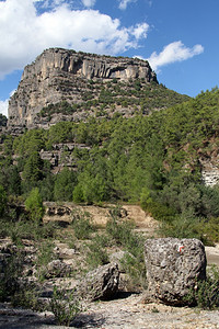 南特基Koprululu峡谷的大岩石图片