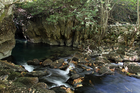 土耳其石块峡谷的河流图片