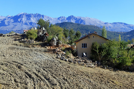 土耳其山区附近的农场田和房屋图片