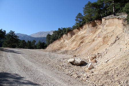 土耳其山区采石场附近的泥土路图片