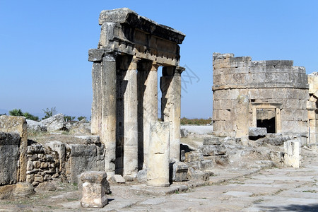 土耳其Hyerapolis的圆柱和塔废墟图片