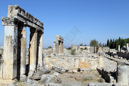土耳其帕穆卡勒附近Hyerapolis的列和废墟图片