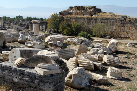 土耳其Hyerapolis大理石柱和寺庙废墟的一部分图片
