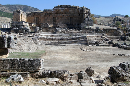 土耳其Hyerapolis的一排座椅和寺庙废墟图片
