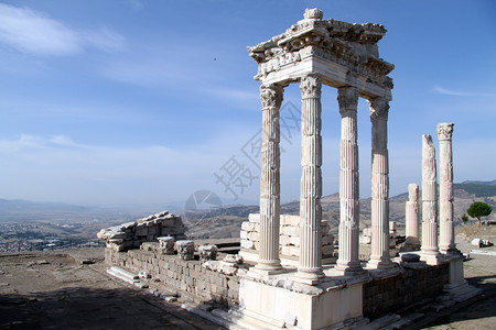 土耳其佩尔加姆卫城图拉真神庙遗址图片