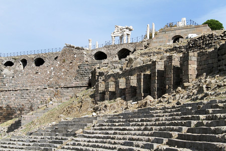 土耳其Pergam大都会的一排席位和废墟图片