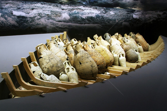 土耳其伊斯坦布尔考古博物馆沉船后的陶瓷血管图片