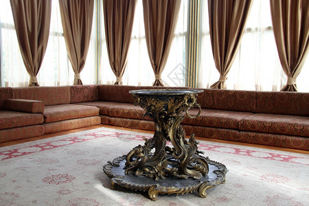 土耳其伊斯坦布尔Topkapi宫窗户附近的Vase和沙发图片
