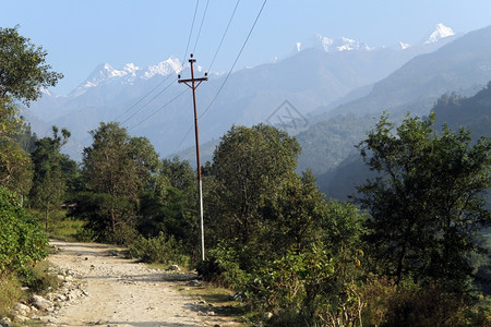 在尼泊尔的哨所和野马路上的电线图片